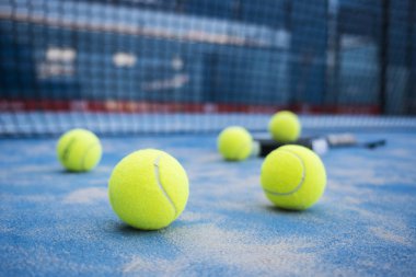  Bir mahkeme topları. Raket tenis nesneleri .