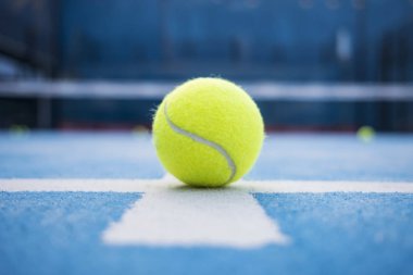  Mavi çim sahada sarı tenis topları
