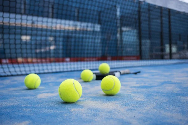  Bir mahkeme topları. Raket tenis nesneleri .