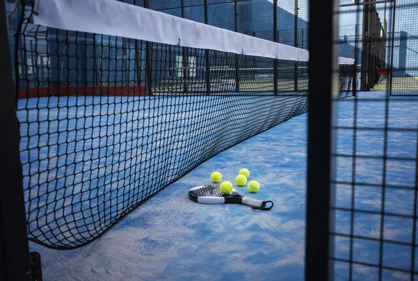  Mavi kortunda tenis topu raket ve padel.