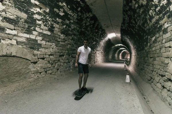 Jeune Homme Ans Tunnel Avec Planche Roulettes — Photo