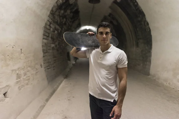 Jeune Homme Ans Tunnel Avec Planche Roulettes — Photo