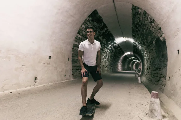 Jeune Homme Ans Tunnel Avec Planche Roulettes — Photo