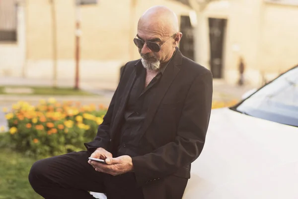 Senior Man Looking His Smartphone Car Hood — Stock Photo, Image