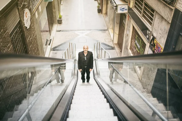 Mature Homme Regarde Téléphone Sur Escalator Extérieur — Photo