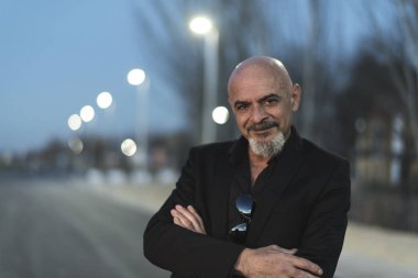 Şehrin eteklerinde gece boyunca 60 yıllık olgun bir adamın zarif görüntüleri