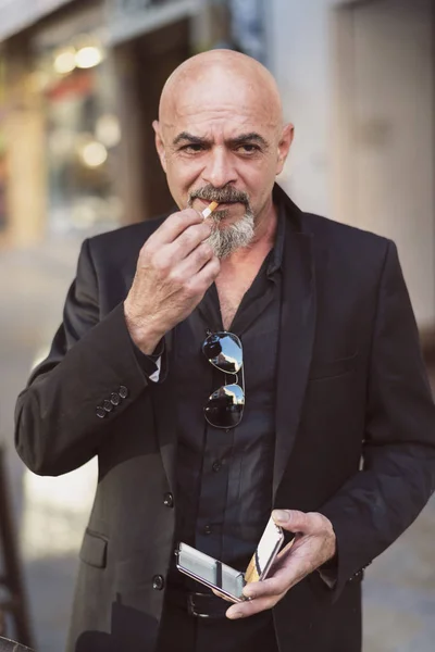 Suit Man Smoking Cigars Elegant Suit Outdoors — Stock Photo, Image
