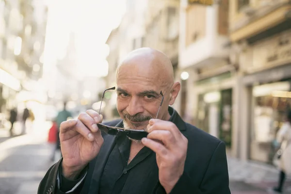 Uomo Anziano Strada Con Gli Occhiali Sole Guardando Fotocamera Sorridente — Foto Stock