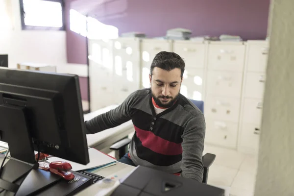 Ofiste çalışan sıradan sakallı adam