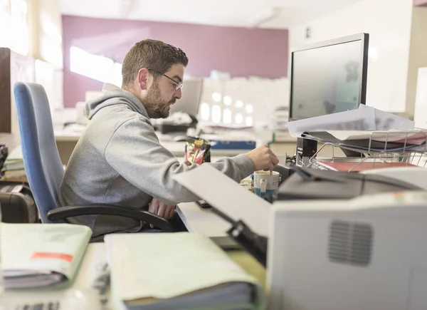 Homem Real Trabalhando Escritório Com Roupas Causais — Fotografia de Stock