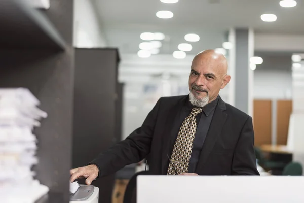 Hombre Calvo Mayor Trabajando Oficina Con Traje Negro Mirando Cámara —  Fotos de Stock