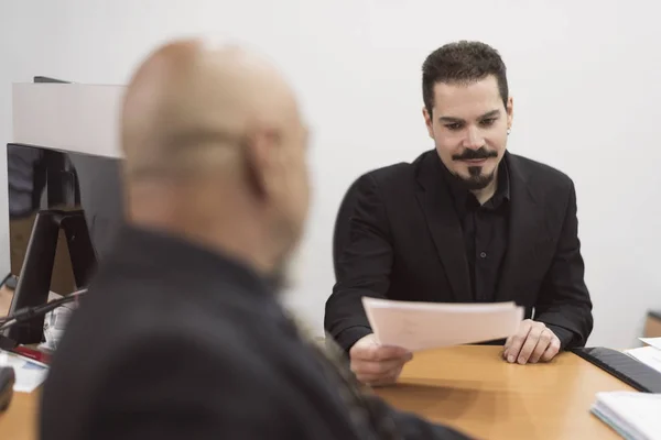 Senior Bald Man Arbetar Kontor Med Svart Kostym Taliking Med — Stockfoto