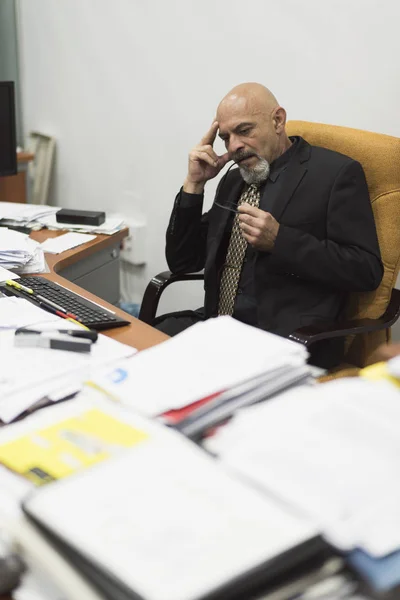 Hombre Maduro Elegante Estresado Enfermo Durante Trabajo Con Gran Acumulación —  Fotos de Stock