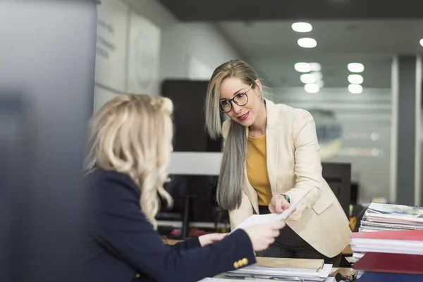 Duas mulheres trabalhando no escritório e falando sobre trabalho — Fotografia de Stock