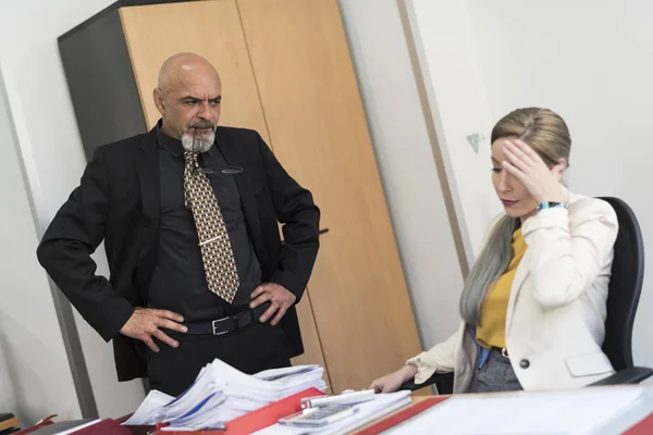 Mogen Man Grälar Och Reclines Ung Kvinna Arbetet — Stockfoto