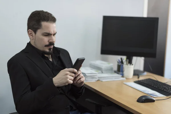 Office Worker Söker Smartphone Arbetsplatsen — Stockfoto