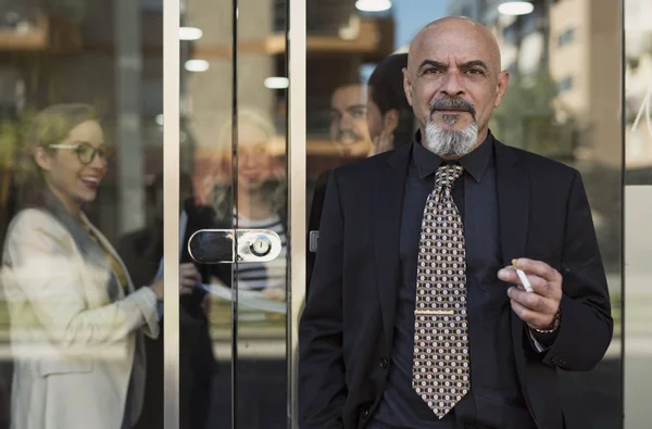 Chefen Röker Cigarr Paus Och Medarbetare Honom Genom Glasdörren — Stockfoto