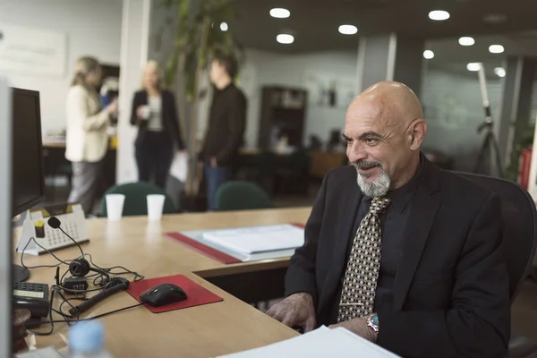 Senior Man Som Arbetar Vid Computer Desk — Stockfoto