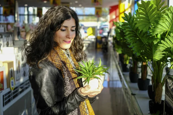 Vrouw Koopt Planten Kas Selecteert Potten Van Aloë Vera Plant — Stockfoto