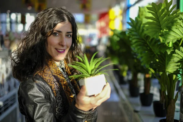 Vrouw Koopt Planten Kas Selecteert Potten Van Aloë Vera Plant — Stockfoto