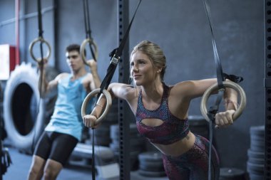 Crossfit odasında olimpiyat yüzüğünü çalıştıran kadınlar