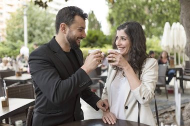 Barda Çift yıldönümünü kutluyor ve bira ve sevgililer içme