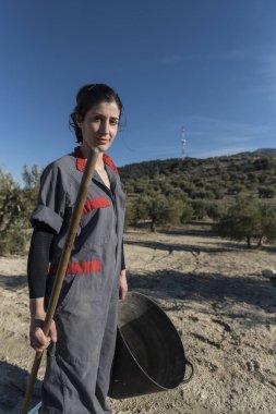  Sepet ve sopa ile zeytinyağı toplarken kadın poz