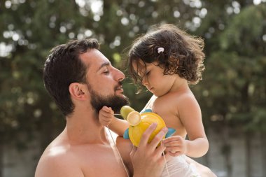 baba ve bebek yaz günü oynuyor