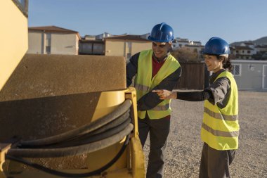 Ağır makineli araçta lastik kontrolü nde çalışan çift