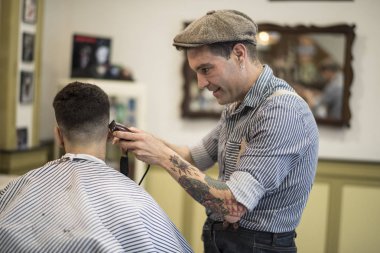 Berber dükkanı, adam kişi saç keser