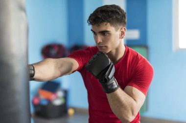 Boxer kum torbası ile spor salonu eğitim