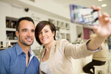 Barda tarih ve selfie fotoğrafı çeken çift