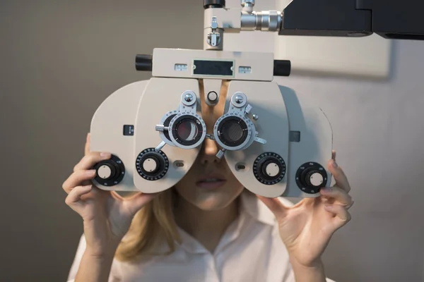 Femme Prête Pour Test Oculaire Avec Phoropter Des Lunettes Calibrage — Photo