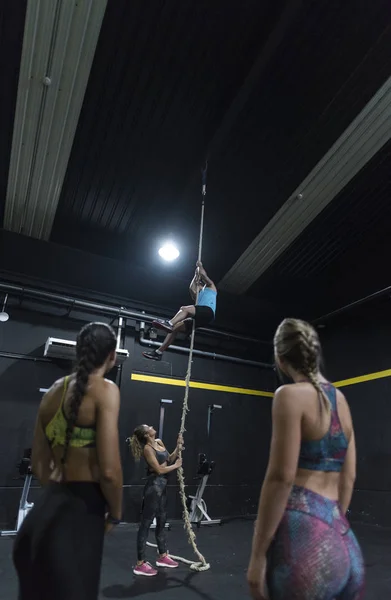 Hombre Joven Escalando Cuerda Entrenamiento Gimnasio Con Grupo Mujeres Que — Foto de Stock