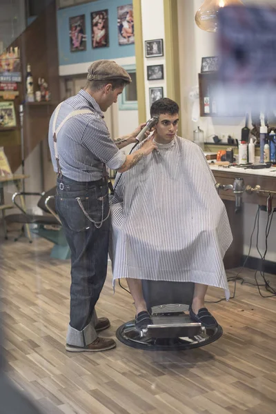 Κουρείο, ο άνθρωπος κόβει τα μαλλιά του προσώπου — Φωτογραφία Αρχείου