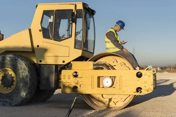 Trabajador Construcción Revisar Neumático Excavadora — Foto de Stock