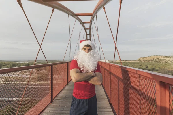 Corredor Fitness Santa Claus Con Brazos Cruzados Después Del Entrenamiento — Foto de Stock