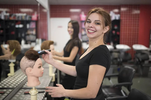 Formation Coiffeurs Avec Têtes Maniqui École Coiffeur — Photo