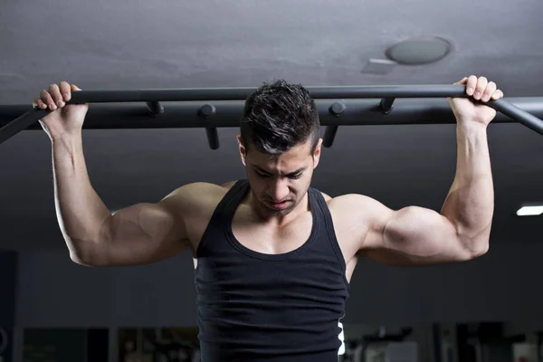 Joven Gimnasio Entrenando Nuevo Con Ejercicios Barbilla —  Fotos de Stock