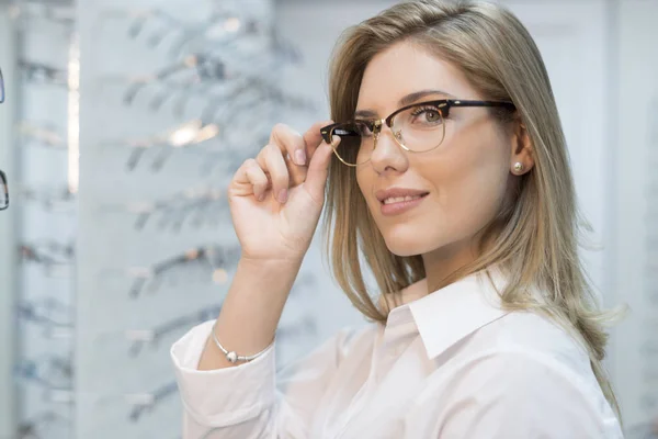 Frau Probiert Brille Optikgeschäft — Stockfoto