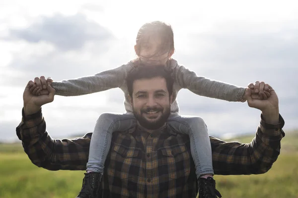 Vater Und Tochter Spielen Freien — Stockfoto