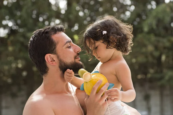 Vater Und Baby Spielen Sommer — Stockfoto