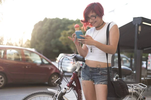 Jovem Com Passeio Bicicleta Cidade Come Sorvete Verão — Fotografia de Stock