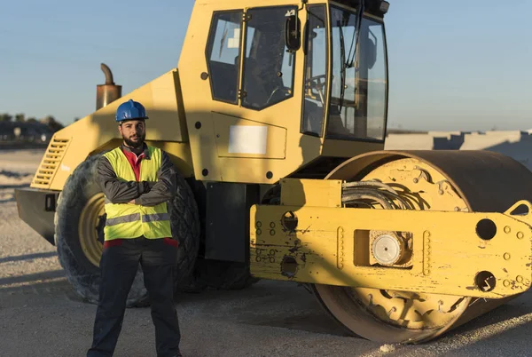 Trabajador Construcción Barbudo Posando Ner Máquina Rodillo Vapor — Foto de Stock