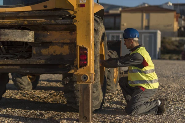 Trabajador Construcción Revisar Neumático Excavadora — Foto de Stock