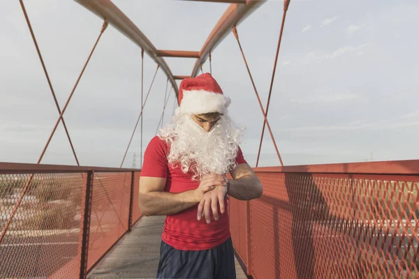 Fitness Santa Claus Mirando Reloj Inteligente Después Correr Entrenamiento — Foto de Stock