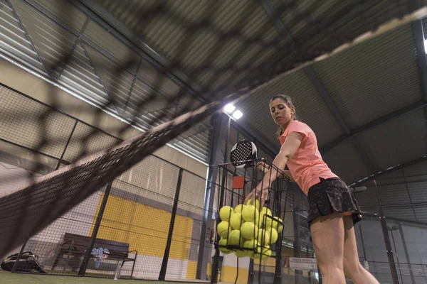 テニスボールトレーニングパドルテニスのバスケットを持つ女性 — ストック写真