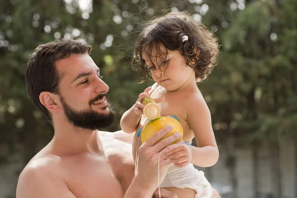 Vater Und Baby Spielen Sommer — Stockfoto