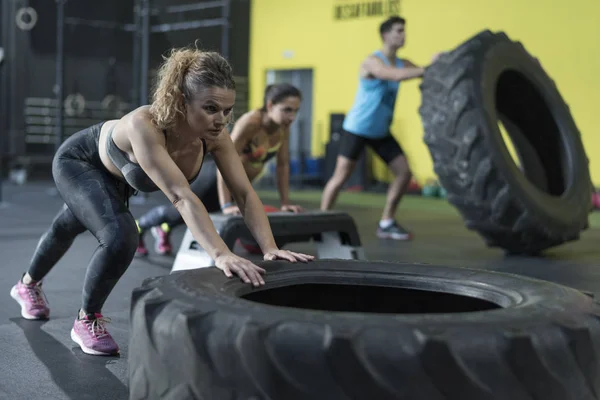 Mujer Madura Entrenando Ejercicios Fuerza Gimnasio — Foto de Stock