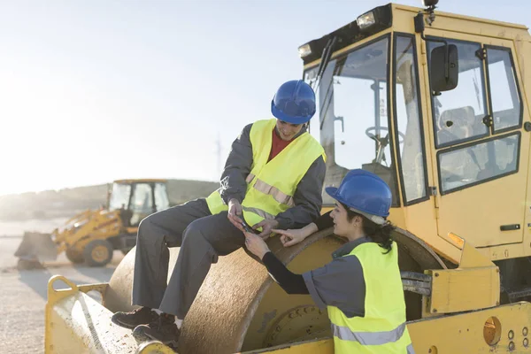 Par Trabajadores Tomando Descanso Trabajo Buscando Teléfono Excavadora Rodillo Vapor — Foto de Stock